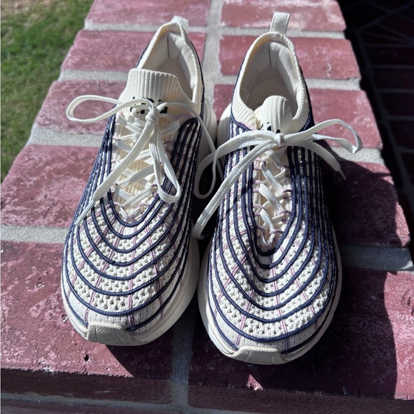 EUC APL Techloom Running Shoes. Stylish Cream Patterned Sneakers. Size 7.5 - Picture 4 of 9